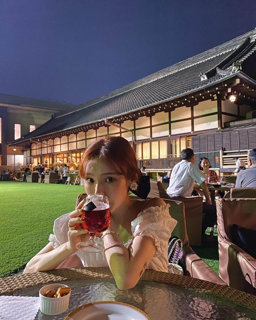 瀬戸あゆみさんのインスタグラム写真 - (瀬戸あゆみInstagram)「🍻 オープンエアーで広々と楽しむ、ビアテラス。チェリービール飲んだら酔っ払って耳まで真っ赤🍒  夏のスタンプ、駆け込みで押していくようー！ #ayumi_outfit  #dearsisterhood #casselini  #liquem」8月22日 22時40分 - setoayumi