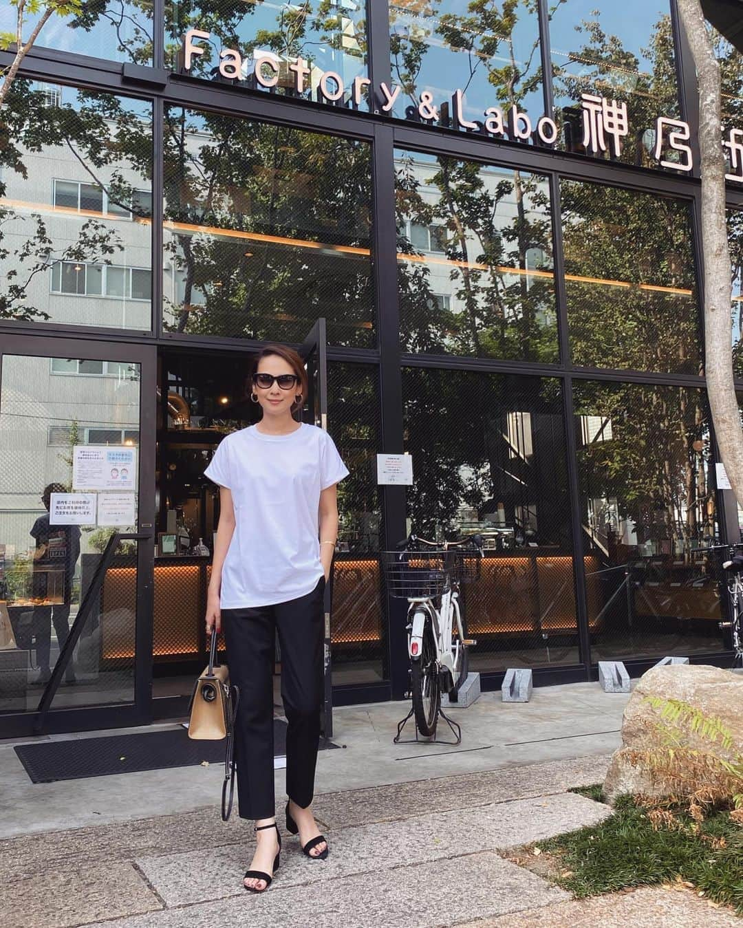 MAICOさんのインスタグラム写真 - (MAICOInstagram)「#outfit  Tops... @duveticajp Pants... @uniqlo Shoes... @stevemadden Bag... @vasic_japan  上品なハリと光沢感があって 最高に肌触りの良い @duveticajp のTシャツに @uniqlo の名品 #EZYアンクルパンツ ✨」8月22日 22時43分 - maico0327