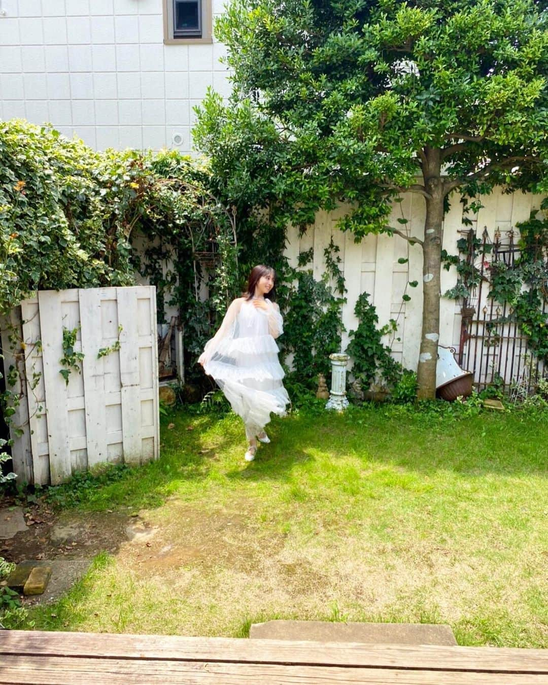 小栗有以さんのインスタグラム写真 - (小栗有以Instagram)「くるくるキリッ🧚🏻‍♂️🌿 . . . . #アップトゥーボーイ #白ワンピ」8月22日 22時45分 - yuioguri_1226