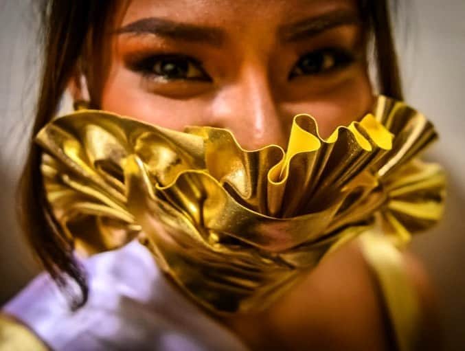 AFP通信さんのインスタグラム写真 - (AFP通信Instagram)「AFP Photo 📷 @torbalancho - A contestant wearing a decorative face mask waits for her turn during the preliminary round of the 10th anniversary edition of Miss, Mister and Queen Deaf Thailand in Bangkok on August 22, 2020. More than 40 contestants with impaired hearing took part in the first post COVID-19 coronavirus lockdown beauty pageant for man, women and transgender people. #pageant #facemask #bangkok」8月22日 22時57分 - afpphoto