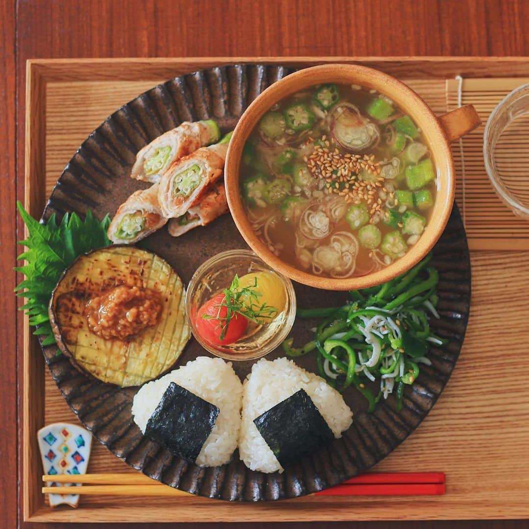 Kaori from Japanese Kitchenさんのインスタグラム写真 - (Kaori from Japanese KitchenInstagram)「暑気払いのお味噌汁と夏野菜和ンプレート。 ・ 遅い時間にこんばんは。 今日の朝昼ごはん。 @frapani さんの盛り付けに触発されて 小澤さんプレートとカップで 夏野菜たっぷりの和ンプレートにしました。 ピーマンとしらすのナムルは dancyuレシピより。 暑気払いのお味噌汁は 刻んだみょうが、オクラ、絹ごし豆腐に お味噌汁とごまを入れたら完成。 冷たくして食べる場合は 少し濃い目の味付けにして 氷を入れて薄める感じでどうぞ。 (スワイプして7枚目から 簡単に作り方を載せています) ・ 最近平日が忙しくてなかなか料理できないため 休日に思いっきり料理するのが最近のルーティン。 ほんのり汗をかきながら 無心に食材を切って料理を作る時間が 修行のような瞑想のような。。。 案外ストレス発散になっているのかも。 平日働きながら3食作るのは結構きつい… 無理せず自分のペースで頑張ろうと思った週末でした。 明日（8/23）の22時から料理ライブします。 薬膳の話も交えながら副菜を2-3品作る おしゃべりクッキング時間になりそうです。 お時間ある方はぜひ遊びにきてください。 本日もお疲れ様でした。 ・ 【おしながき】 三角おにぎり 暑気払いのお味噌汁 豚肉おくら梅肉巻 賀茂茄子のステーキ　醤油麹添え 二色ミニトマトのだしびたし ピーマンとしらすのナムル @dancyu_mag  ・ ・ ・ ・ 2020.08.22 Sat Hi from Tokyo! Today’s Japanese breakfast:Rice balls, miso soup, grilled rolled pork, eggplant steak, Korean style bell pepper, and simmered cherry tomatoes. ・ ・ ・ ・ ・ #japanesefood #breakfast #朝ごはん #ワンプレート #和ンプレート #おうちごはん #早餐 #薬膳 #うつわ #自炊 #小澤基晴 #鳥山高史 #おにぎり」8月22日 22時51分 - coco_kontasu