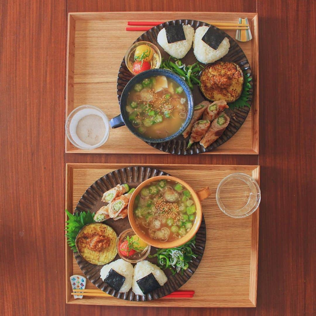 Kaori from Japanese Kitchenさんのインスタグラム写真 - (Kaori from Japanese KitchenInstagram)「暑気払いのお味噌汁と夏野菜和ンプレート。 ・ 遅い時間にこんばんは。 今日の朝昼ごはん。 @frapani さんの盛り付けに触発されて 小澤さんプレートとカップで 夏野菜たっぷりの和ンプレートにしました。 ピーマンとしらすのナムルは dancyuレシピより。 暑気払いのお味噌汁は 刻んだみょうが、オクラ、絹ごし豆腐に お味噌汁とごまを入れたら完成。 冷たくして食べる場合は 少し濃い目の味付けにして 氷を入れて薄める感じでどうぞ。 (スワイプして7枚目から 簡単に作り方を載せています) ・ 最近平日が忙しくてなかなか料理できないため 休日に思いっきり料理するのが最近のルーティン。 ほんのり汗をかきながら 無心に食材を切って料理を作る時間が 修行のような瞑想のような。。。 案外ストレス発散になっているのかも。 平日働きながら3食作るのは結構きつい… 無理せず自分のペースで頑張ろうと思った週末でした。 明日（8/23）の22時から料理ライブします。 薬膳の話も交えながら副菜を2-3品作る おしゃべりクッキング時間になりそうです。 お時間ある方はぜひ遊びにきてください。 本日もお疲れ様でした。 ・ 【おしながき】 三角おにぎり 暑気払いのお味噌汁 豚肉おくら梅肉巻 賀茂茄子のステーキ　醤油麹添え 二色ミニトマトのだしびたし ピーマンとしらすのナムル @dancyu_mag  ・ ・ ・ ・ 2020.08.22 Sat Hi from Tokyo! Today’s Japanese breakfast:Rice balls, miso soup, grilled rolled pork, eggplant steak, Korean style bell pepper, and simmered cherry tomatoes. ・ ・ ・ ・ ・ #japanesefood #breakfast #朝ごはん #ワンプレート #和ンプレート #おうちごはん #早餐 #薬膳 #うつわ #自炊 #小澤基晴 #鳥山高史 #おにぎり」8月22日 22時51分 - coco_kontasu