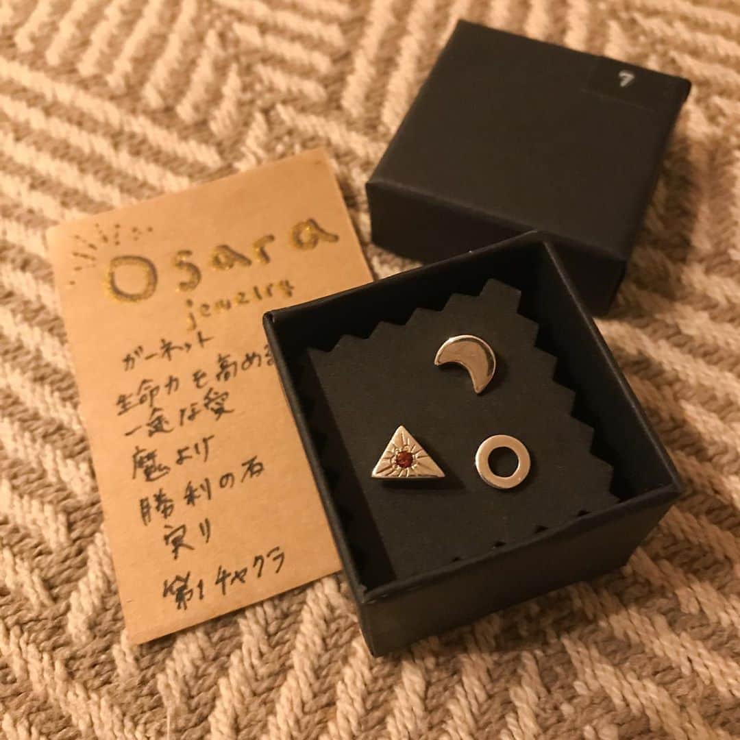 木野園子のインスタグラム：「Osara @osarajewelry どれも可愛くて迷って、、ずっと迷いそうで、、、誕生石のガーネットが入っているものに決めました✨  ART BOX Gathering  #2  SPACE @space.banksia   #jewelry #ジュエリー #osara」