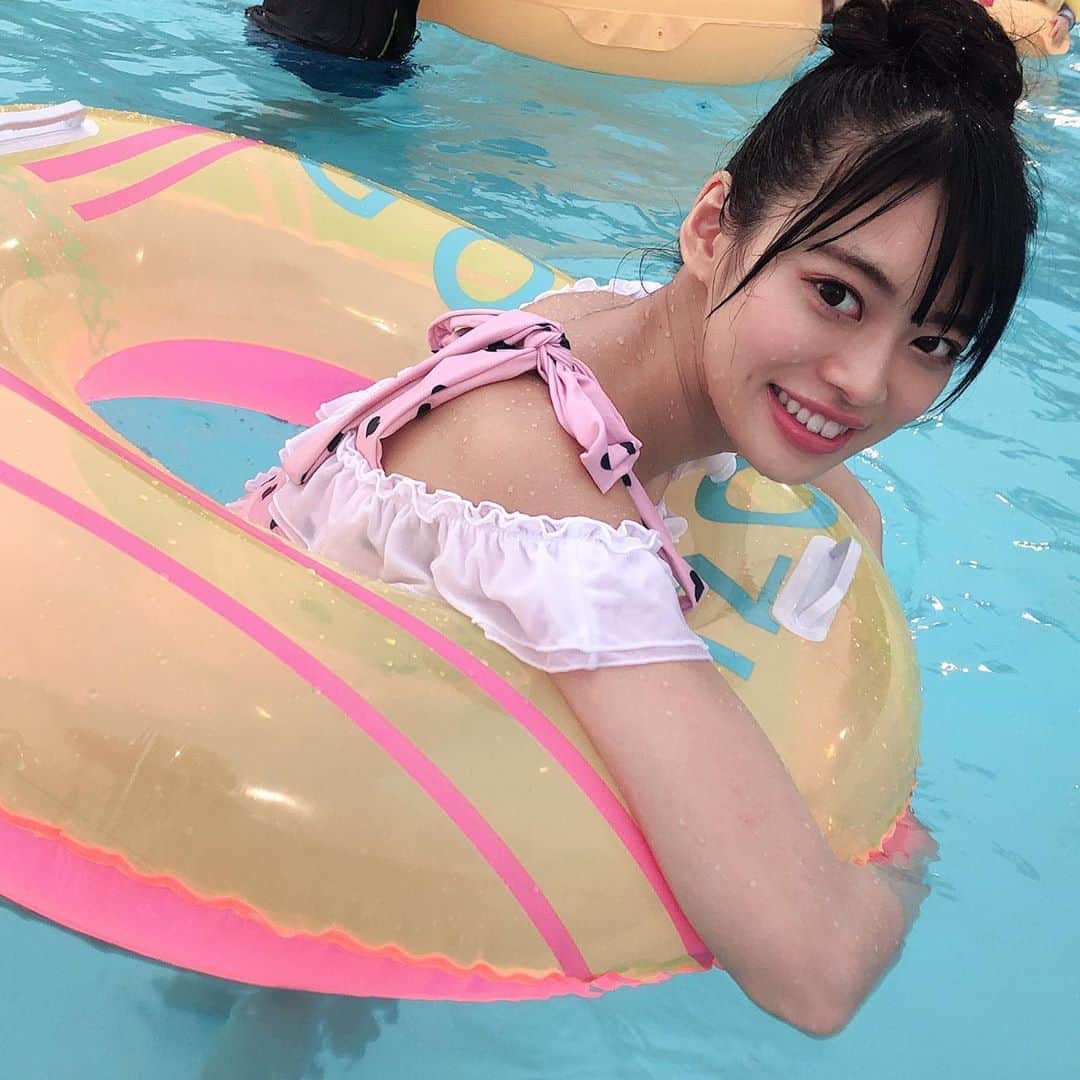 藤田いろはのインスタグラム：「今日プール行ってきた✨午後からだったからか全然日差しも強くなくて焼けなくて安心した！﻿ 昔から私のことを知ってる方は覚えてるかもだけど、数年前撮影会前日にプール行ってめちゃくちゃ焼けすぎてもはや大火傷並みに真っ赤のまま翌日の撮影会出演してたから、それがまた起こってしまうんじゃないかとドキドキしてた…w﻿ 明日撮影会くる方、私は白いので安心してね！笑﻿ ﻿ ﻿ そしてプール行く前に　@chouchoushinjuku でヘアセットしてもらいました！﻿ いつもかわいくセットしてくださりありがとうございます🐰💓﻿ おかげでプール中全く崩れなく思いっきり楽しめましたー！！﻿ ﻿ ﻿ ﻿ ‪#藤田いろは#グラビア#gravure #japanesegirl #レースクイーン#tokyo  #l4l #aziangirl  #ビジョビ #뷰티스타그램 #cosplay #黒髪ロング#소통해요#셀스타그램#モデル #model #그라비아 #日本的 #性感內衣 #sexy  #性感美女 #性感尤物 #chouchou #プール #水着 #夏の思い出 #ヘアセット #おだんごヘア #ビキニ #彼女感」