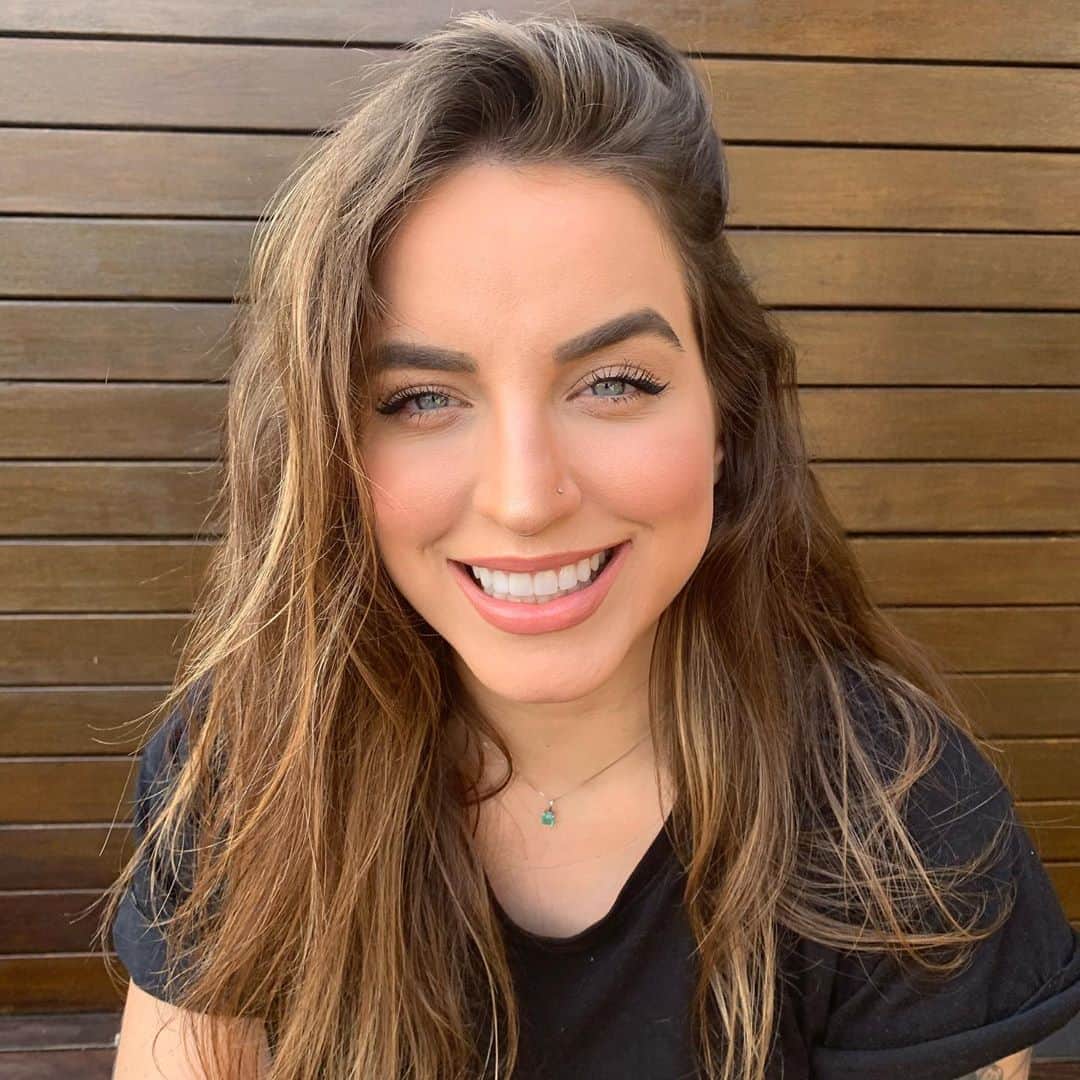 Bruna Unzuetaのインスタグラム：「Diga xis 🤷🏻‍♀️」