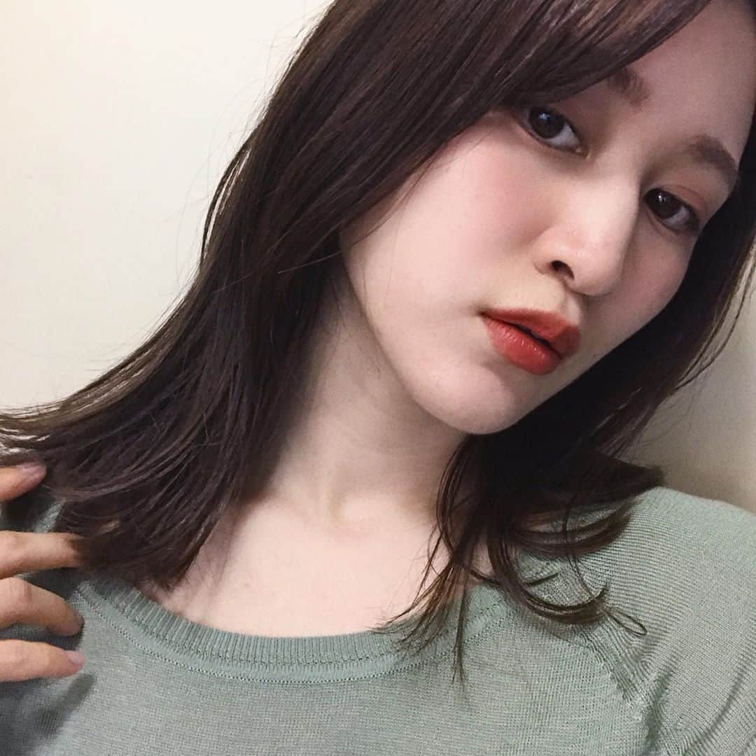 後藤夕貴のインスタグラム：「ㅤ くすみグリーンと赤リップがかわいい🤍 ㅤ #romand  #ゆき_cosme ㅤ」