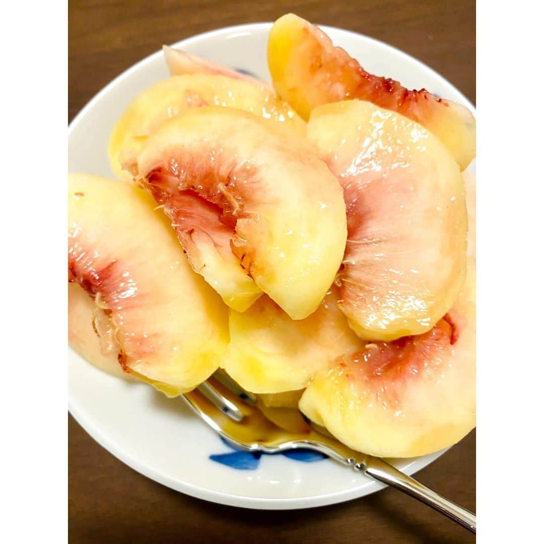 納富有沙のインスタグラム：「. Love this!!!!😋🍑💓 . . . 桃ってどうしてこんなに美味しいの〜？🥰 . . . #peach #nectarine #yummy #yum  #japan #usa #actress  #桃 #もも #果物大好き #🍑」