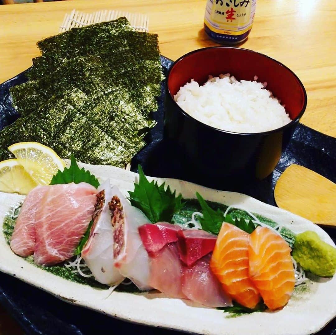 魚壱商店 天王寺店さんのインスタグラム写真 - (魚壱商店 天王寺店Instagram)「敢えての#手巻き寿司 🐹 こんばんわ👋 #魚壱商店 の#ひできち です✨ #料理長 がずっとやりたいと言っていた…#手巻き寿司セット が登場です🐣 こちら1人前#780yen でご用意👍 #ネタ はその日仕入れた#いいもん をお出ししてますので、お気軽にお声かけください🙌 (好きなネタ#リクエスト もお伝え頂ければ可能な限り…❗️) それでは明日も、ご来店お待ちしております🙇‍♂️ #セルフ巻き巻き #和歌山のうめぇもん #天王寺 #大阪阿部野橋 #天王寺居酒屋 #駅前居酒屋 #個室 #掘りごたつ #カウンター #魚壱商店天王寺店 #毎日投稿 #あべのハルカス #お造り #まぐろ #本マグロ #飲み放題 #生ビール #和歌山地酒 #和歌山料理 #那智の滝 #和食」8月22日 23時04分 - uoichishouten