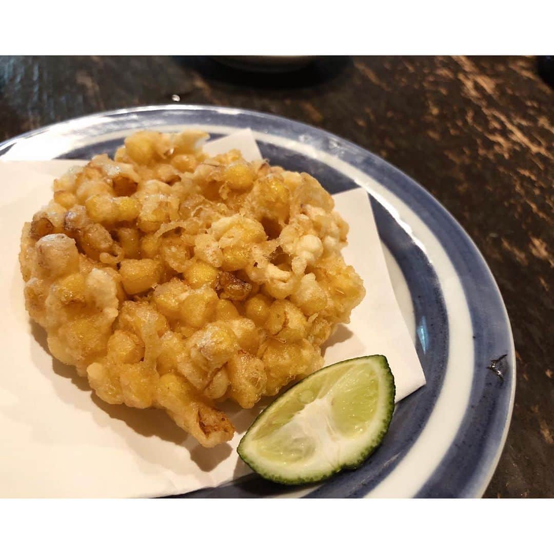 太田彩乃のインスタグラム：「大好きなとうもろこしのかきあげが食べられて、嬉しい夏の日🌽 . . #とうもろこしかき揚げ #あると頼んじゃう #夏日和」