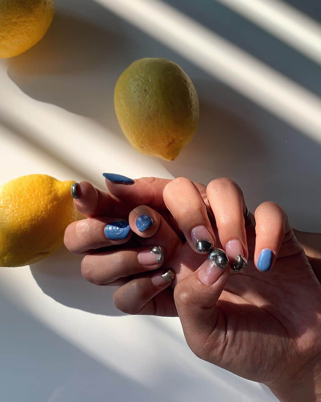 のインスタグラム：「new nail💅 センス抜群 @madein_kiko オンニにやってもらった🤭💓 爪見るのが楽しー🥰ありがとうございます🥺❤️ ・ #ネイル #ネイルデザイン#シルバーネイル #鉛ちゃん#可愛い#キコnail」