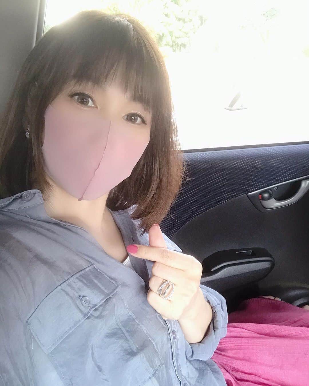 富岡美羽のインスタグラム：「本日は養成所のお仕事と #ブス愛 の最後の稽古でした😊テーマ曲と挿入歌も唄わせて頂きました🎵初披露です✨ 出演者のメンバーとたくさん写真も撮りましたょ💖 ブス愛の本番はもうすぐ！！しっかり楽しみたいと思います❣️  それと先日、向日葵🌻の水彩画を贈らせて頂いたご病気の方が無事に退院されたと伺いました☺️ 本当に良かった。。 その方から美味しいゼリーと一緒に、真心のお手紙を頂戴しました✨とても嬉しくて有り難くて、私の宝物です。。」