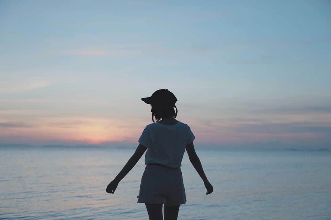 のインスタグラム：「☀️. . 夕日は走ってもどこに居ても. 目の前になるように. 着いてきてくれるんだって. . この撮影の時カメラマンさんに. 教えてもらった豆知識☺️. . みんなも今度試してみて？❤︎. きょうもいちにちお疲れ様でした. . お誕生日まで2日🎂.」