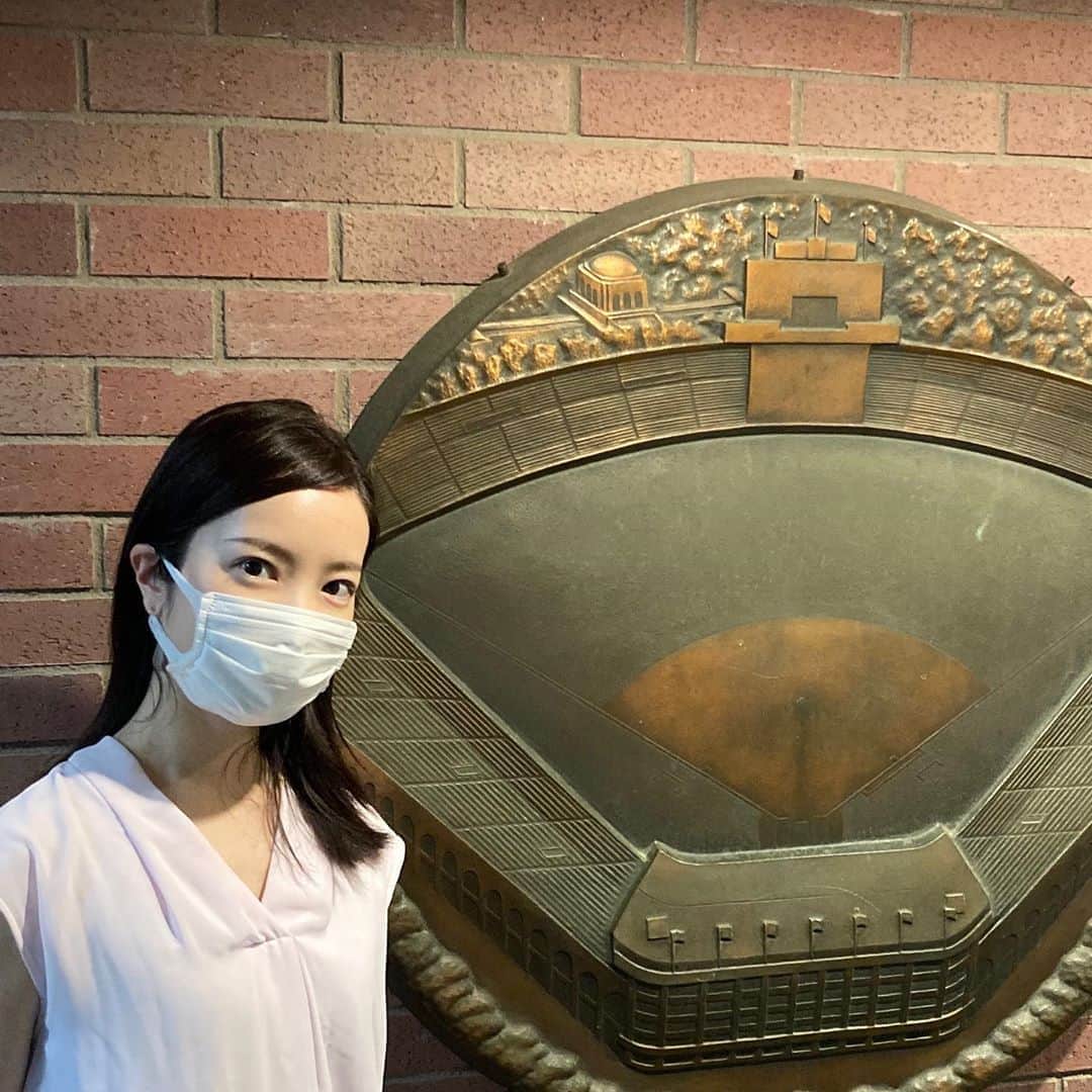 天明麻衣子のインスタグラム：「神宮球場で阪神vsヤクルトを観戦！  阪神が7点リードしてたのに終盤で2点差に詰め寄られ、これ逆転負けになったらどうなるんだろうと、阪神ファンのど真ん中の席でヒヤヒヤ😅  逃げ切ってくれてよかった… 笑  神宮球場って、サイズ感や立地がちょうど良くて好きなんです💕  #本当は巨人ファンです #神宮好きなのでこっちに来たけど#なんだかんだで面白かった#最後に雨降るのはやはり雨女#雨女でごめんなさい #花火綺麗だった」