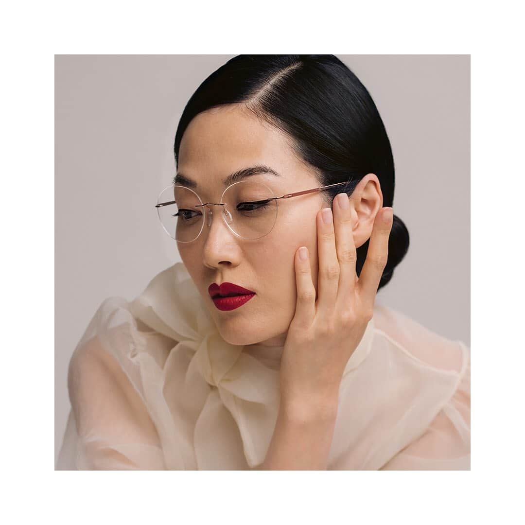 シルエットのインスタグラム：「Balance daring red lips with soft, neutral make-up. It's a classic look where minimalism meets vibrancy. Featuring: Titan Dynamics Contour 5540 ⁠⠀ .⁠⠀ .⁠⠀ .⁠⠀ #silhouetteeyewear #tryitwearitloveit #eyeweardesign #luxuryeyewear #fashioneyewear #opticalframes」