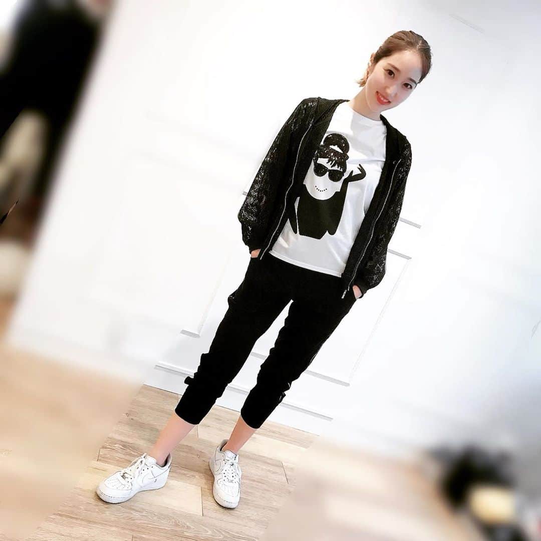 凰羽みらいのインスタグラム：「めちゃ好きなStyle😎 . シルエットが綺麗なものが好き。 横にはキラキラもついていて ラフすぎないところが完璧🙆‍♀️ お洒落なのに着心地が最高なの。 上も再入荷したと聞いて即購入‼︎ お気に入り☆ . パーティーに行くような お洒落も好きなんだけど、 最近カジュアルなのが好み💓 . #ブルーコレクション#自由が丘 #ファッション#カジュアル」