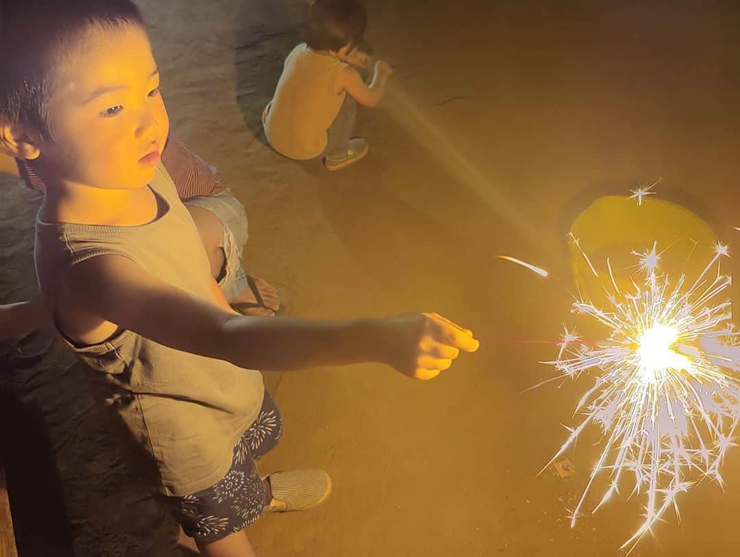 藍さんのインスタグラム写真 - (藍Instagram)「花火した😊　  虎と歌瑠多が嬉し楽しそうにしてたら、こっちも嬉し楽しなっちゃう。  もう一回したいなー 　  #夏の思い出 #花火 #線香花火」8月22日 23時26分 - matsuoai