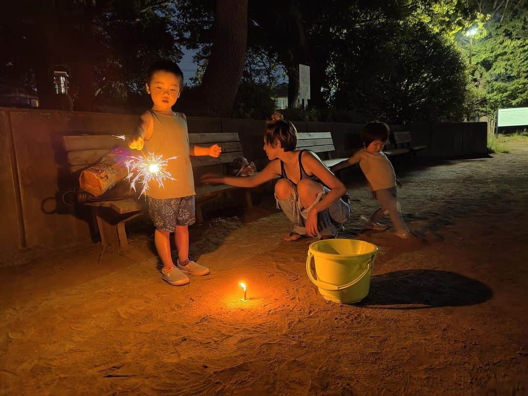 藍のインスタグラム：「花火した😊　  虎と歌瑠多が嬉し楽しそうにしてたら、こっちも嬉し楽しなっちゃう。  もう一回したいなー 　  #夏の思い出 #花火 #線香花火」
