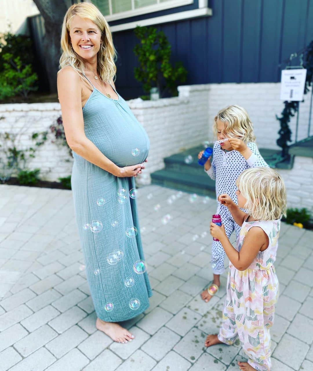 サラ・ライトさんのインスタグラム写真 - (サラ・ライトInstagram)「I may have them blow bubbles while I’m in labor... I just found out today is national rainbow baby day!!! We are ready for you 🌈 baby! #countdowntobaby @sonya.bishop」8月22日 23時28分 - swrightolsen