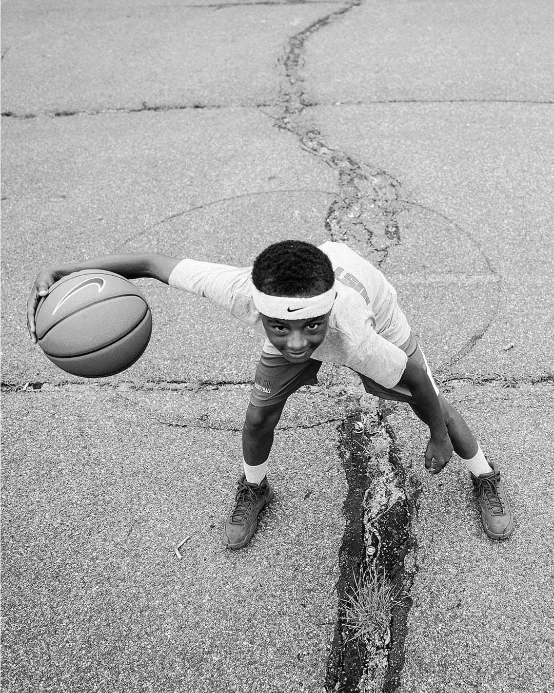 NikeNYCのインスタグラム：「When we think of NY vs NY, it’s often the game play, the crowd, the energy. But it’s the photographers and videographers who help ensure these moments are memories that last forever.   Brooklyn-based photographer @SteveSweatpants had a chance to go behind the scenes last summer and capture the essence of the game that he says helped him “learn about the culture of my people.”   What's your favorite memory from #NYvsNY?」
