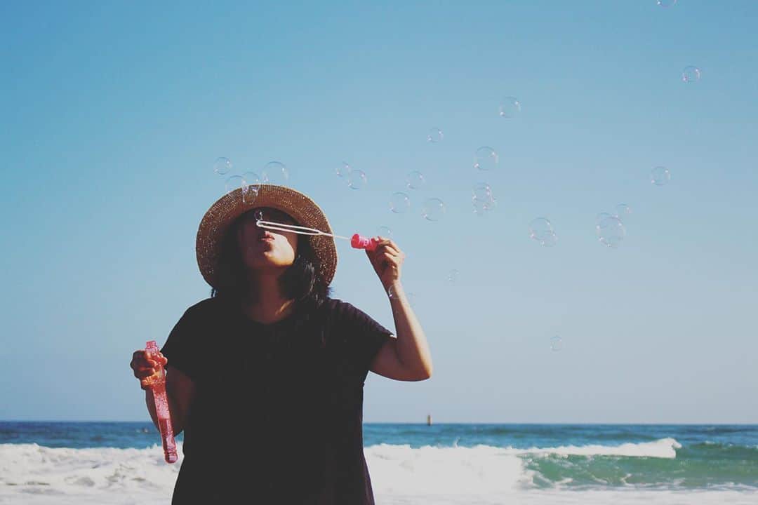 yukaのインスタグラム：「夏×海×しゃぼん玉 ・ ・ ・ #toyohashiphoto  #igersjp #instagramjapan #indies_gram  #team_jp_ #hellofrom  #クラストコ #しゃぼん玉」