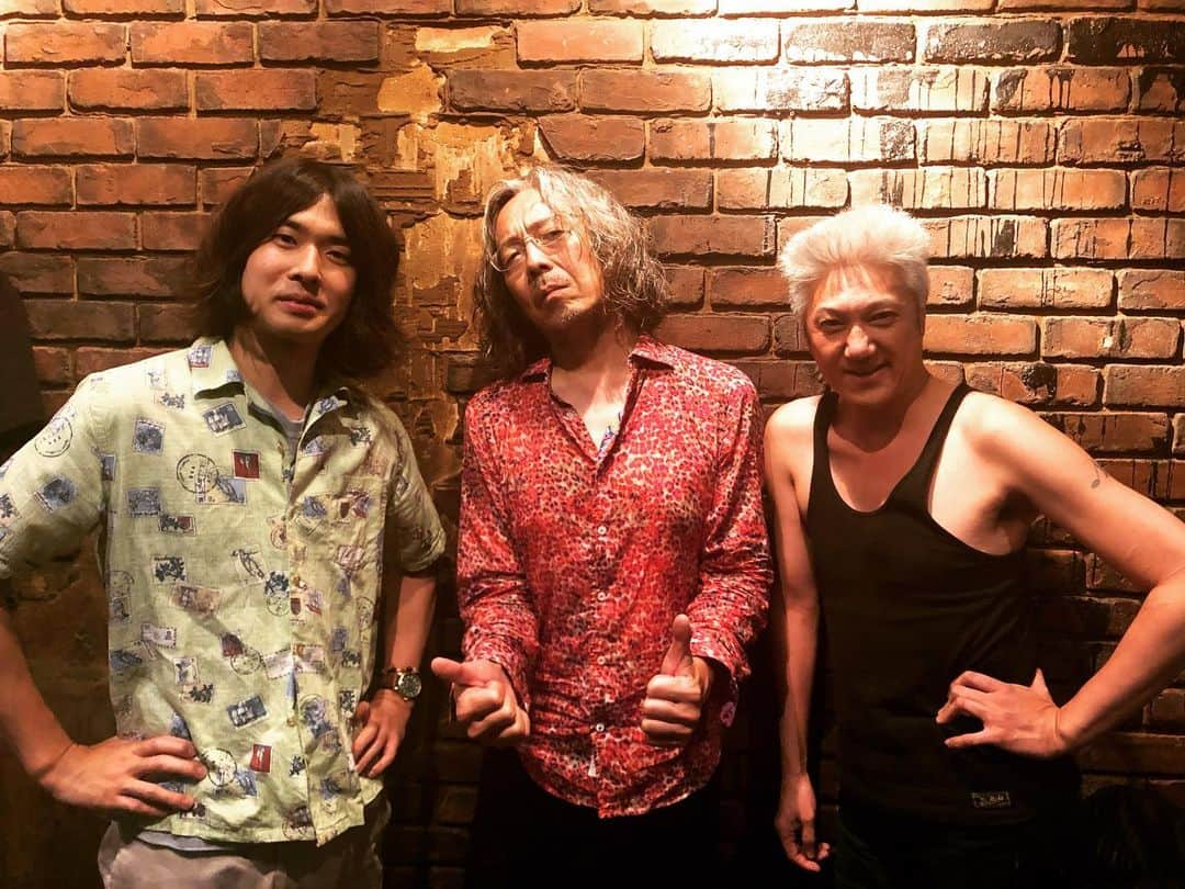 澤竜次のインスタグラム：「今日は下北沢Club Queにて弾き語りライブ。観てくれた皆さんありがとう！小里さんもイマイさんも最高やったな。最後のセッションも楽しかった。次のライブは9月4日に下北沢Lagunaにて。どうぞよろしく‼︎ #イマイアキノブ #小里誠 #澤竜次  ---------------------------------  09.04.Fri @下北沢Laguna 『Movin’Out!!!』  ▪︎出演 ヤジマX(モーモールルギャバン) 澤 竜次 中原くん  Open/Start 19:00/19:30 Adv/Door ¥2800/¥3300(+1D) ※20名限定 配信視聴Ticket ¥2000  ※詳しくはプロフィールURLのHPへ！」