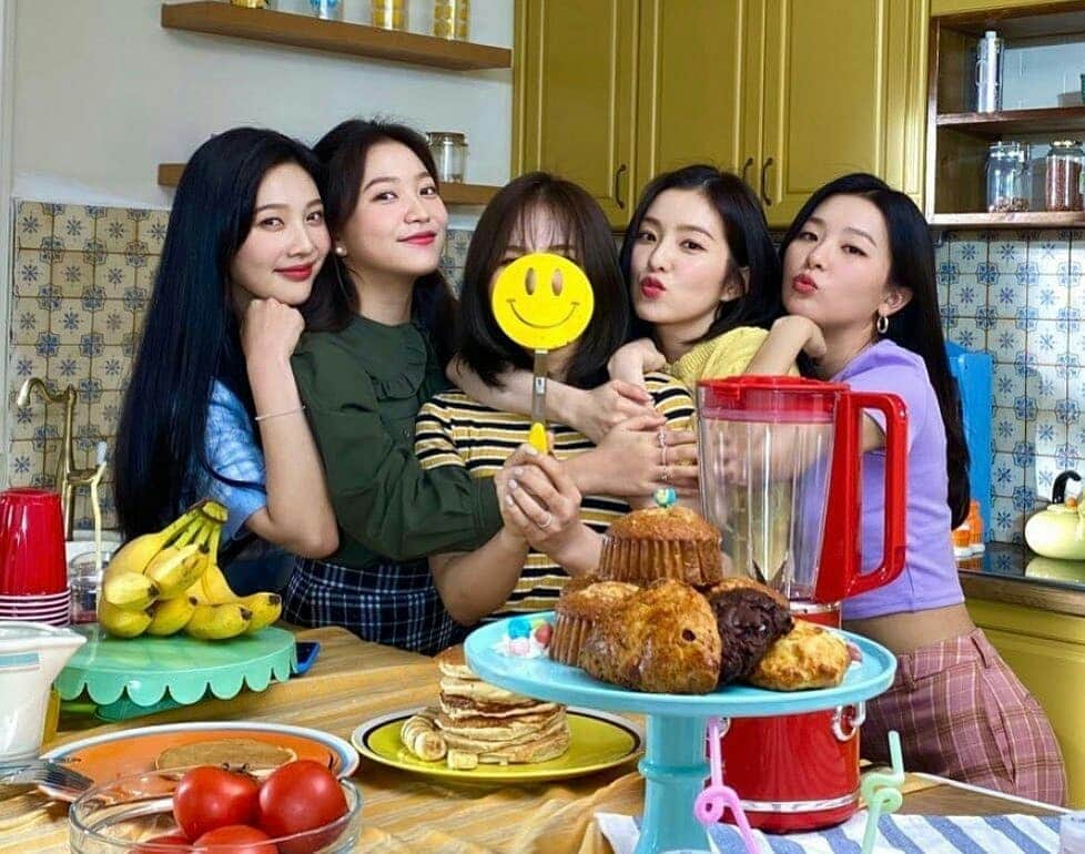 イェリさんのインスタグラム写真 - (イェリInstagram)「I'm sooo glad & happy that they're back as OT5 again😭Let's hoping for a new comeback soon Luvies😍Welcome back our Wendy eonnie~😘💟💛💙💚💜」8月22日 23時57分 - redvelvet_yeri