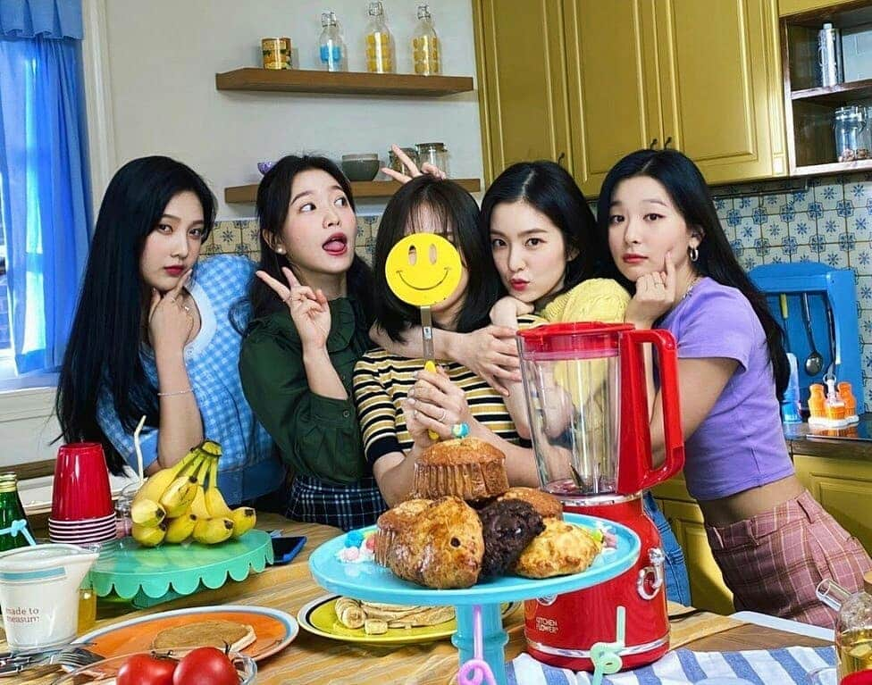 イェリさんのインスタグラム写真 - (イェリInstagram)「I'm sooo glad & happy that they're back as OT5 again😭Let's hoping for a new comeback soon Luvies😍Welcome back our Wendy eonnie~😘💟💛💙💚💜」8月22日 23時57分 - redvelvet_yeri