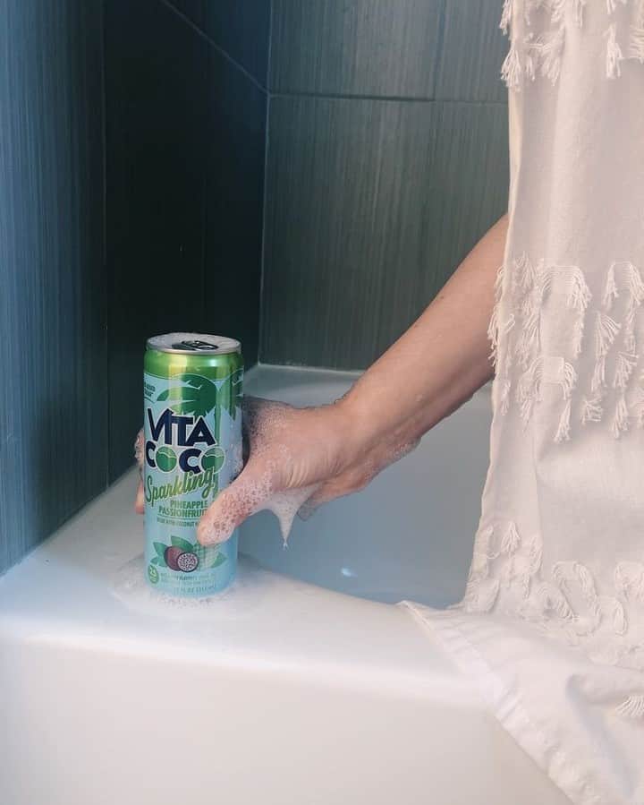 Vita Coco Coconut Waterのインスタグラム：「What do you mean you DON'T get thirsty in the shower?」