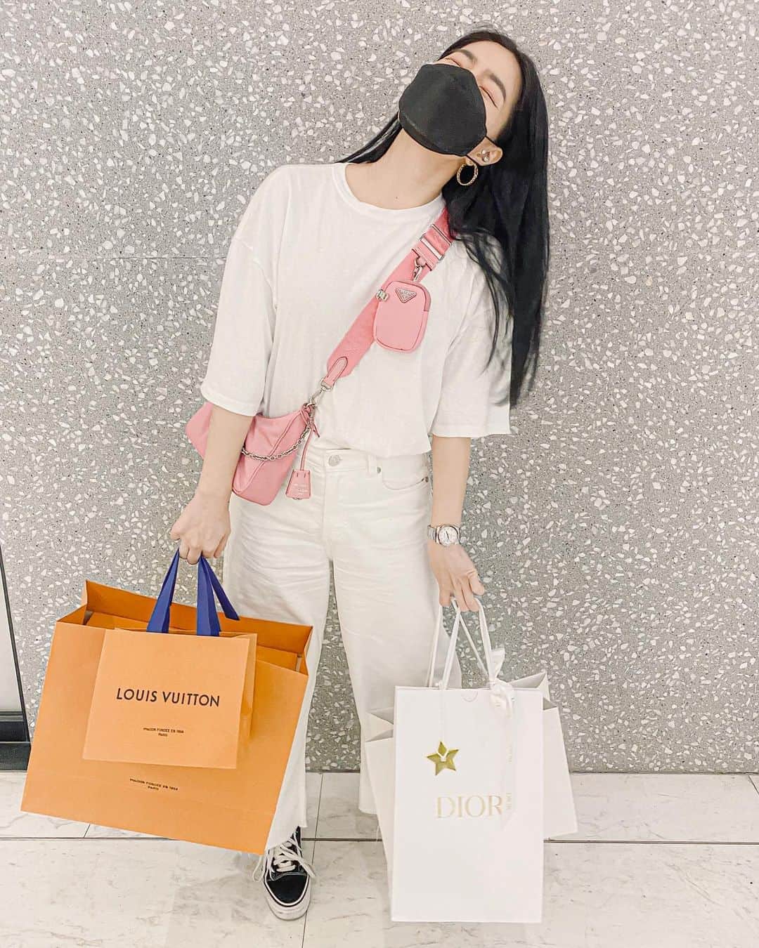 GYEON SEOのインスタグラム：「_* shopping therapy 🖤 . . หายเครียดแล้วค่ะ 🤣🤪 ไปช็อปไหนก็เจอ อย่างกะร่วมเจอญาติ  ดีใจที่ได้เจอ PPG นะคะ 😘 @iamaek_chad @mininanniie @blackbird1st  #gomdorishotz」