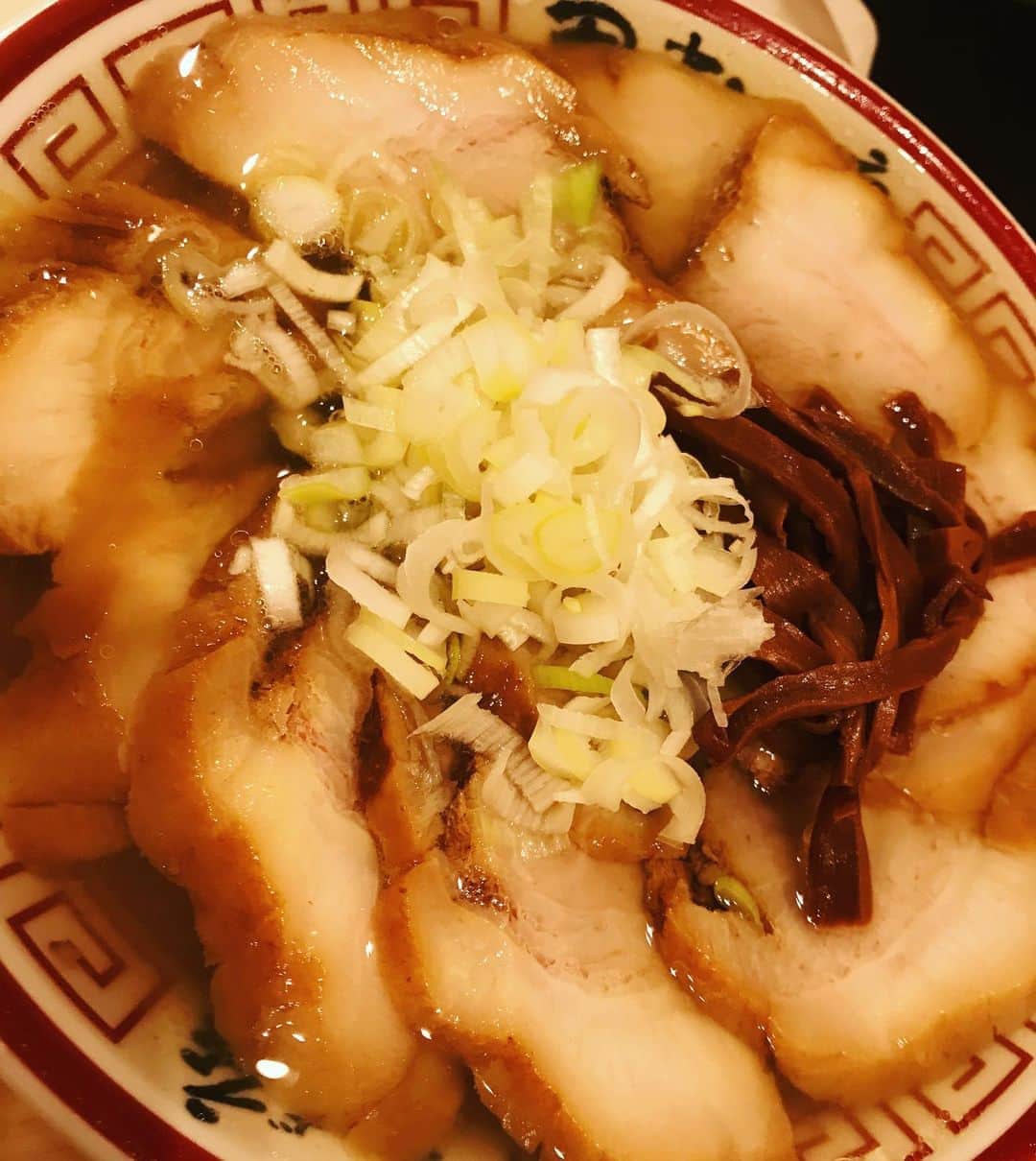 のインスタグラム：「土日は 　ご褒美　ガマンしてた　#ラーメン🍜🍥   〆は、ジュースのパックを冷蔵庫で寝かせて作ってみたゼリー　#キウイ のせ🥝」