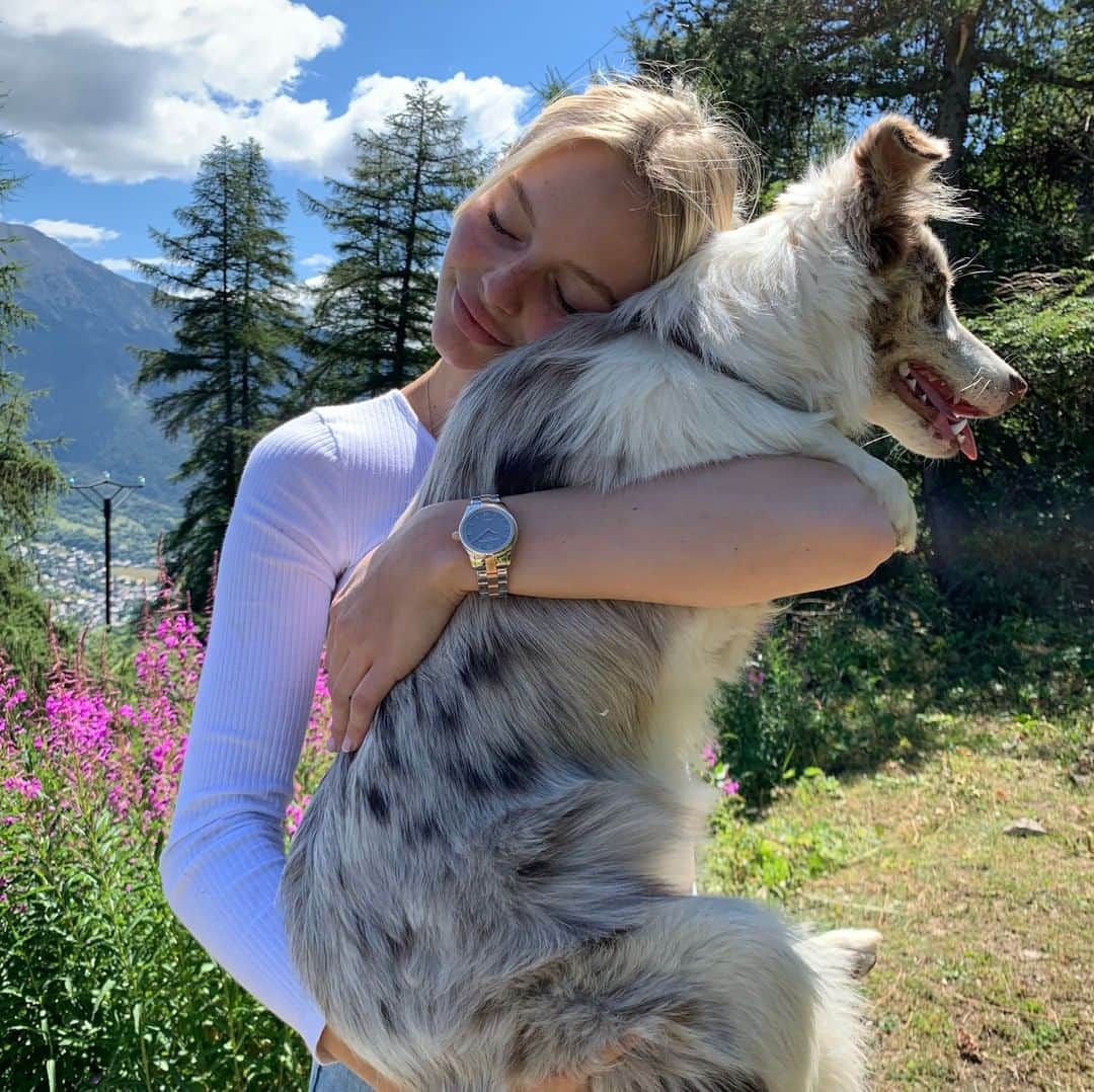 のインスタグラム：「This smartwatch goes perfectly with this dog ! Don't you think @remke ? #FrederiqueConstant #VitalitySmartwatch #AccessibleLuxury Click here : https://bit.ly/FB_Vitality-post  to find out more about this watch. ⌚ Smartwatch Ladies Vitality FC-286N3B6B」