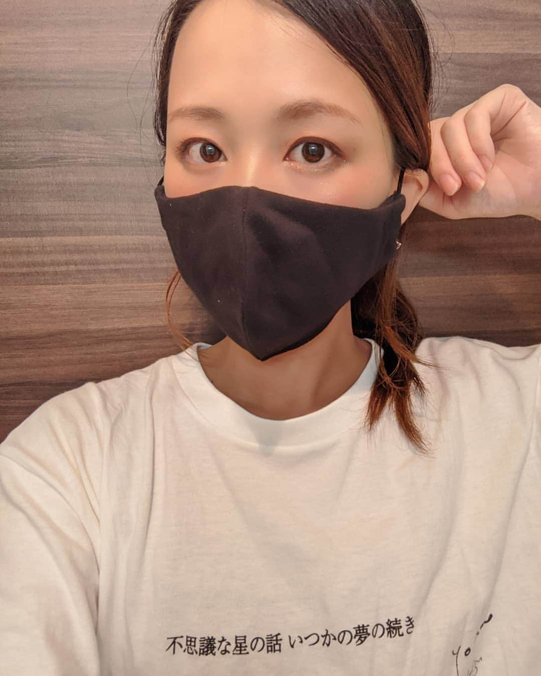 佐野莉子さんのインスタグラム写真 - (佐野莉子Instagram)「🌻⠀ 届いたばかりのTシャツを着て、⠀ 届いたばかりのマスクで予防して、⠀ 久しぶりのお出かけ🏃⠀ ⠀ 👕マスク　@shohei_jp @officialshohei ⠀ 👕Ｔシャツ　@liquidroom_ebisu × @yonawo.jp ⠀ ⠀ マスクは @pyratessmartfabrics の生地を使ったスマートマスク🙆‍♀️⠀ 立体構造でメイクが崩れにくくてお気に入り！⠀ 最適な湿度に保ってくれて快適〜⠀ サイズ調節もできて、肌にも優しい優秀マスク🌿⠀ ⠀ ＴシャツはリキッドルームドネーションＴ⠀ 大好きな音楽が絶えませんように！⠀ Lサイズで大きめに着てる。⠀ yonawoまたライブ行きたいな〜⠀ ⠀ #コットンマスク #布マスク #リキッドルーム #music #facemask #shohei #shoheicollection #yonawo #コロナ対策 #cottonmask #オーガニックコットン #ecofriendly #ootd #きょこ #ママコーデ #公式たまひよグラマー #wewillmeetagain2020 #Tシャツ」8月23日 0時05分 - ricosano_