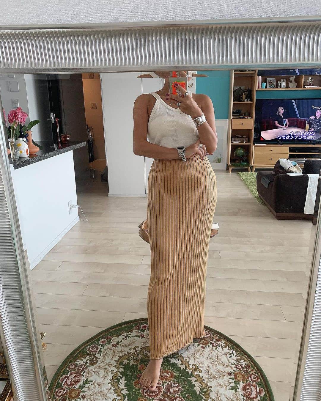 Naomiのインスタグラム：「テレビ台ほしいなぁ📺🛋 上下古着👐🏾スカートは一年中履いてる🧡 tops @jantiques.nakameguro  skirt @hooked_vintage  #後ろにローランド #vintage#fashion #jantiques#hookedvintage#miller#youtube」