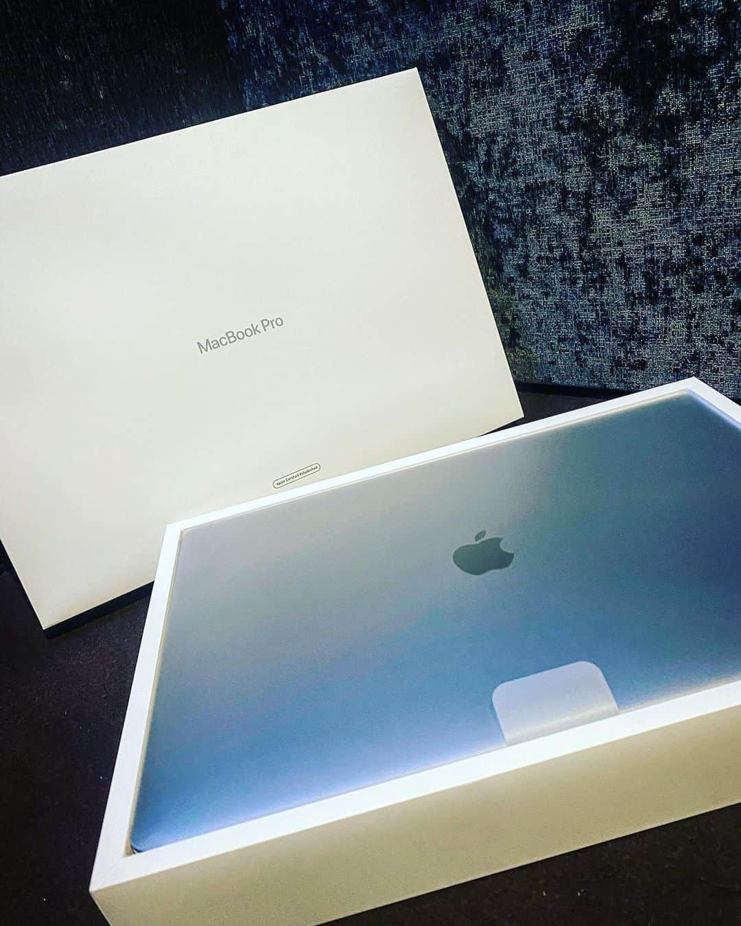 クボナオキのインスタグラム：「【2020.8.22】 #新しい相棒が届きました #16inchMacBookPro  #クボのスタジオシステムは #デスクトップを常設せずに #ノートをデュアルモニタに繋ぐ形で #組んでおります #24時間体制365日働かせてると #その分消費が激しいので #2020年モデルが出るとの噂もありますが #現相棒のタッチバーがダメになってしまい #MyNewGearさせて貰いました #サクサクよく働くのだぞ #りんご製品がやはり好きなクボ #メモリとストレージ全盛したので #使うのが楽しみですな #グラフィックも積んだので期待 #今やってる案件捌き切るまでは #良い子に待ってるんやで #また明日 #クボスタグラム」