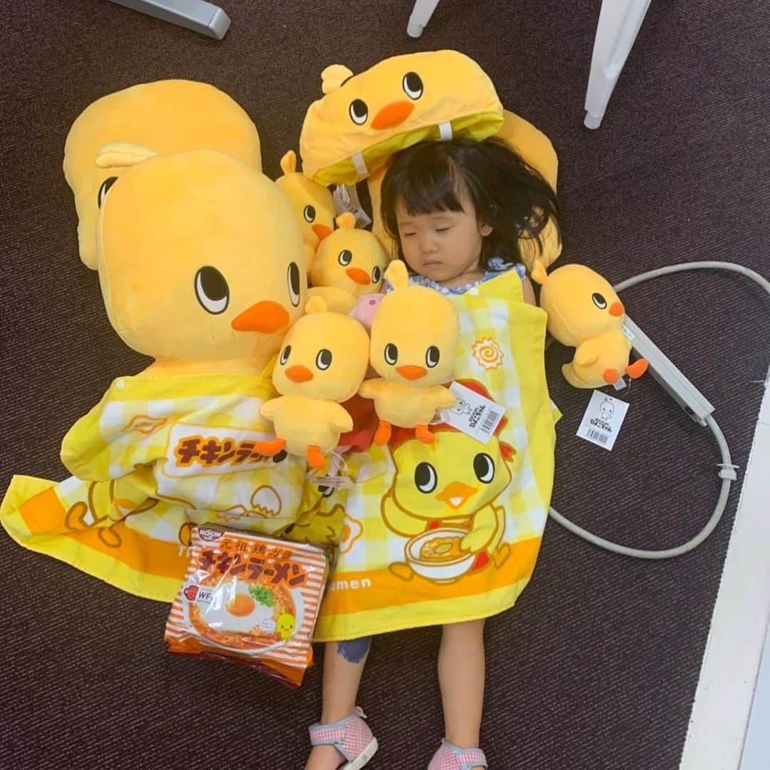 金田朋子のインスタグラム：「ひよこちゃんに囲まれて幸せそうな娘〜！ 私も被り物に囲まれてるとおんなじ気持ちになる〜！ 気持ちわかるぅ〜（笑） #千笑 #森渉 #金田朋子 #家族 #family #子供 #娘 #kids #がんばろう」