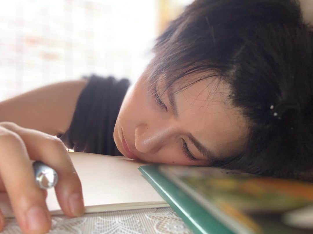 のインスタグラム：「…_( |3 」∠)_ ペタリ  🍃 🍃 🍃 🌬🎐 …_(:3 」∠)_ チラリ  夜は涼しいね！これね！個人的には涼を感じてるね！これね！！！！#夏」