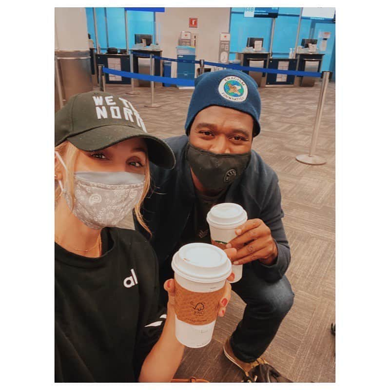 ローラ・ヴァンダーヴォートさんのインスタグラム写真 - (ローラ・ヴァンダーヴォートInstagram)「Quarantine buddies.  : We both traveled for work in Canada. We’ve got this @lyriqbent (Have you started seeing the nymphs in the corner of the room yet?! We are having the BEST conversations...🤪) #day5 #losingmymind  . . . . . . . . #travel #work #canadians #actors #covid #quarantine #day5 #airport #stircrazy」8月23日 0時19分 - lauravandervoort