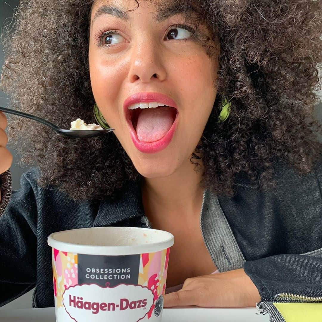 Julianna Townsendさんのインスタグラム写真 - (Julianna TownsendInstagram)「🔥WIN A DESIGNER JACKET There’s nothing better than cooling myself down on a hot summer day with a huge bowl of ice cream 🍨, as I assume the most of you do too. I particularly love Häagen Dazs’ Strawberry Cheesecake ice cream, which has real strawberry cheesecake bites in it! 🍰 I am soo happy to announce that I’ve teamed up with @haagendazsde , to give YOU the chance to win this @damurfashion jacket inspired by my favourite ice cream, Strawberry Cheesecake! What you gotta do is: 🍦Go to @haagendazsde  🍦Follow their page 🍦Like their new post & comment “jacket” for the chance to win  Good luck!🥰 #DontHoldBack #HäagenDazs #Ad |AD」8月23日 0時26分 - julianna