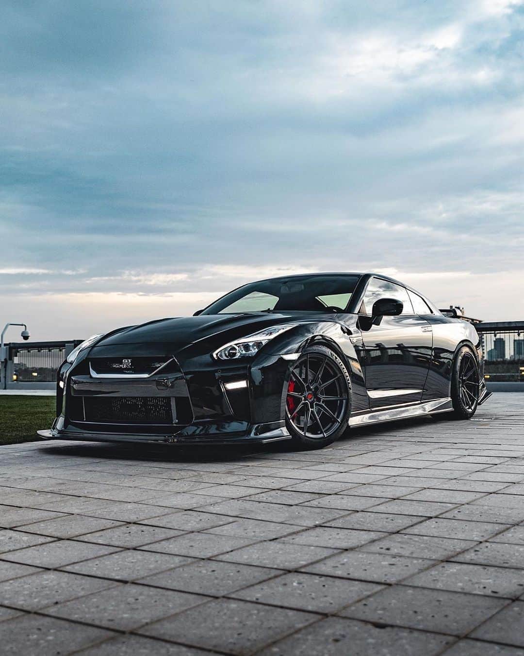 CarsWithoutLimitsさんのインスタグラム写真 - (CarsWithoutLimitsInstagram)「Rolling Godzilllaaa Photos @kfletchphotography  Owner @diego_vossen  #carswithoutlimits #nissan #gtr #r35」8月23日 0時42分 - carswithoutlimits