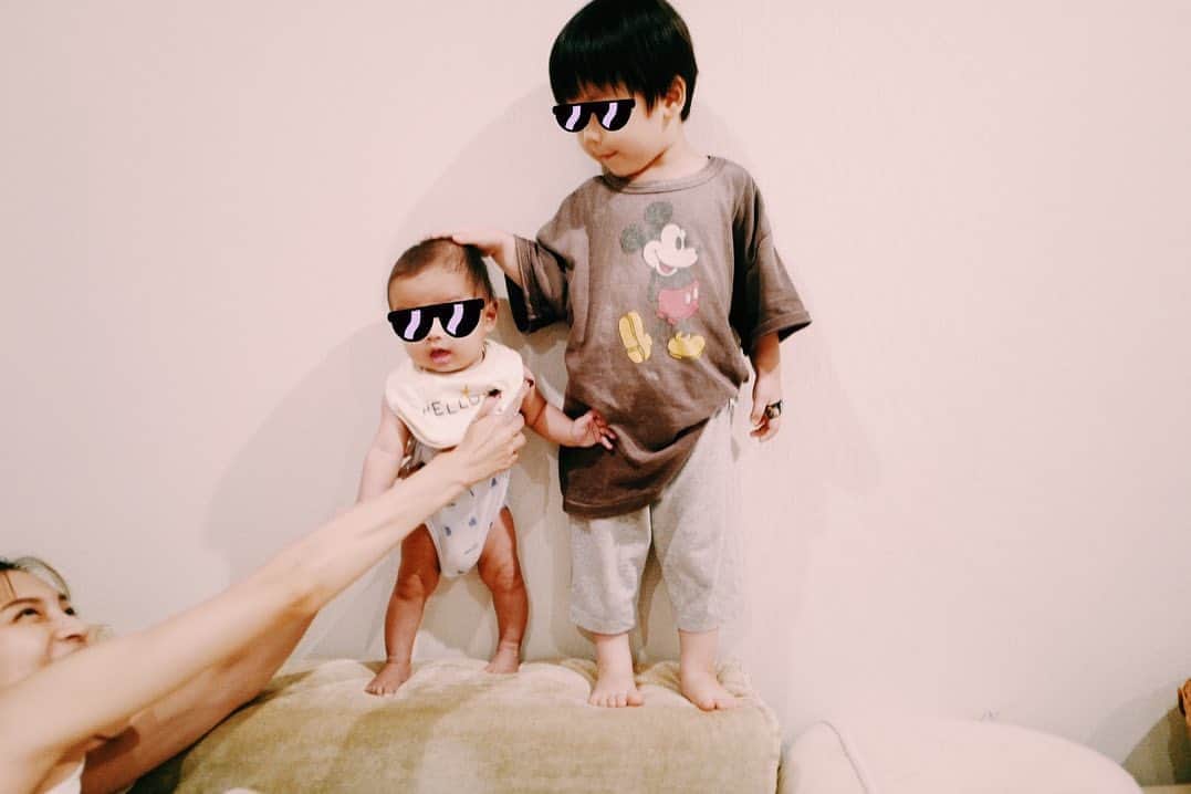 のインスタグラム：「学年だと2年しか変わらないふたり。こんなに差があるんだなぁ。まだまだ兄も幼いんだと、再認識している今日この頃👦✨2人ともの事を、毎日これでもかというくらい、愛おしく感じる。 . . . はんなは13歳。この間、なんか落ちてると思って拾ったら、はんなの歯だった。 元気だけどおばあちゃんなんだなぁ。 まだまだ頼むよ🐶いっぱい大好きな散歩しようね❤️」