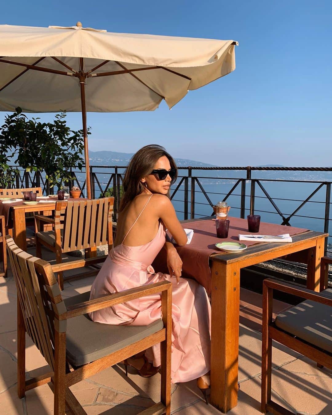 Diipa Büller-Khoslaのインスタグラム：「Le weekend  Rate the outfit? 1-10!」