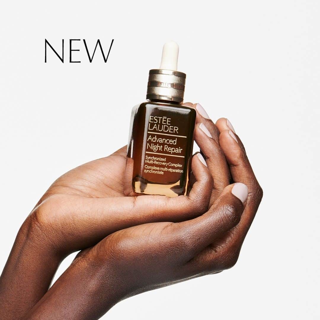 のインスタグラム：「✨ The future of your skin is in your hands with NEW Advanced Night Repair! The same beloved oil-free #serum texture, with new skin-sational benefits:   🆕 Strengthens skin barrier in just 4 hours  🆕  8-hour anti-oxidant power  🆕 72-hour hydration (with #HyaluronicAcid)   Tap to shop NEW #AdvancedNightRepair now!」