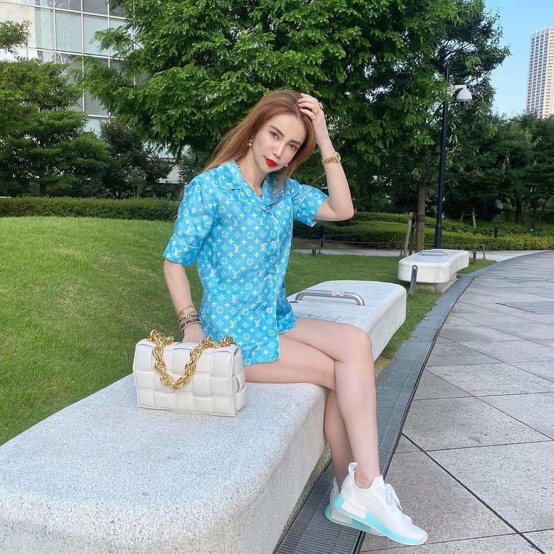 のインスタグラム：「I feel cool when I wear light blue clothes🦋🦋🦋  #fashion #fashiongram #fashionista #fashionblogger #fashionstyle #fashionable #outfit #outfits #outfitoftheday #ootdfashion #ootd #louisvuitton #bottegaveneta #adidas #ファッション#ファッションコーデ #コーデ #コーディネート #ルイヴィトン #ヴィトン #アディダス #ボッテガヴェネタ」