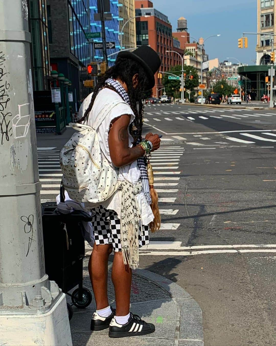 スコット・シューマンのインスタグラム：「Seen on this morning’s walk up Lafayette St., NYC」