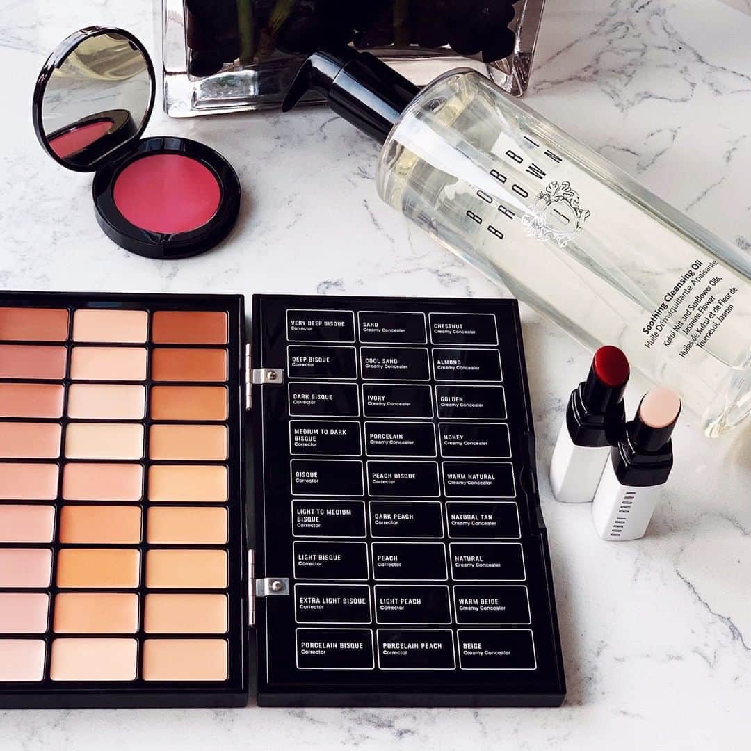 のインスタグラム：「Our newest Artist in Residence @kingmalimagic gives us an inside look at her kit. See what she swears by to keep her signature glow going.  IN HER KIT • Extra Lip Tint: For a hydrating hint of color and subtle sheen • Soothing Cleansing Oil: For dissolving stubborn makeup while keeping skin nourished • Pot Rouge for Lips & Cheeks: For a fresh, natural flush • BBU Pro Face Palette: For applying corrector, concealer, and foundation like a pro, on and off camera  Head over to our IG Stories to see some of Mali’s answers from last week’s Q&A.  #bobbibrown #bobbibrownartist #malimagic」