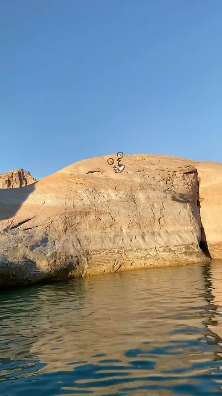 のインスタグラム：「When you bring @andybuckworth to the lake 🏊‍♀️ #bmx」