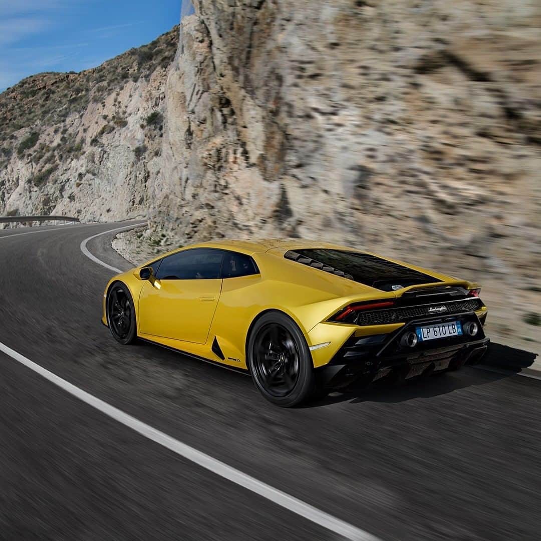 ランボルギーニのインスタグラム：「A Lamborghini Lover always loves a challenge, especially when it involves style.  So, can you tell us the color of our breathtaking Huracán EVO RWD?  #Lamborghini #HuracanEVORWD #GuessTheColor #RewindToRWD #GuessTheColor」