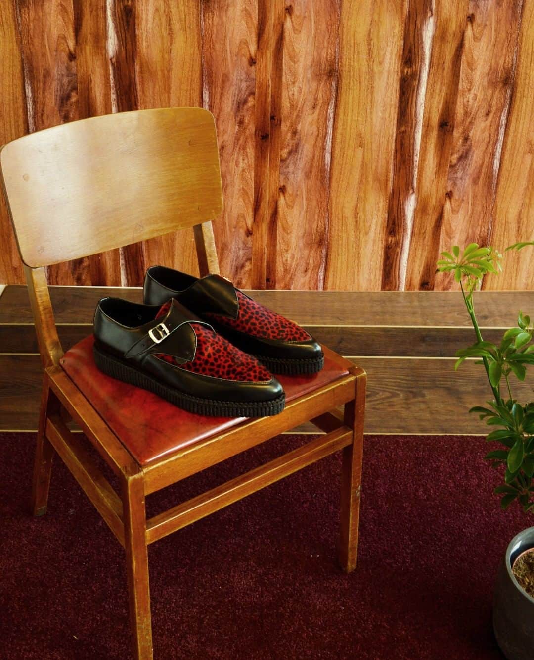 アンダーグラウンドのインスタグラム：「The Original Apollo Creeper- this limited edition option in black leather with a black and red leopard print apron. ⁠ ⁠ ⁠ **Step by step we work to improve our environmental footprint. As an independent company we can use our freedom to select products from ethical and local suppliers and we are able to commit to small batch production. These are produced in small batches at a family owned factory to help toward sensible and sustainable manufacture **」
