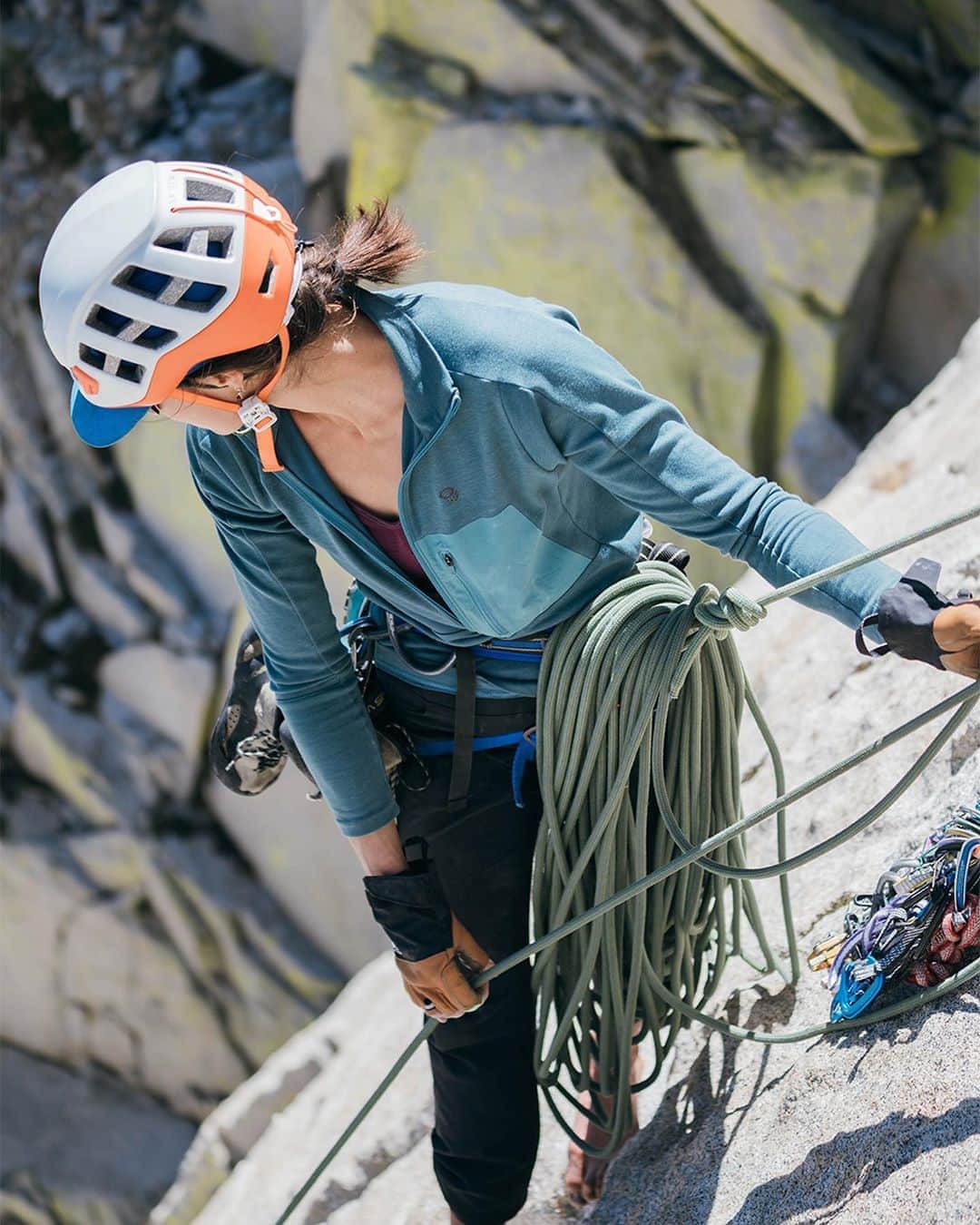 マウンテンハードウェアのインスタグラム：「Whether you’re getting pumped and breaking a sweat or lowering to the ground and need something to stay warm, the Daisy Chain is a cozy, light layer that gives you room to breathe, so you can start visualizing your next go. Photos: @joolyhart.」