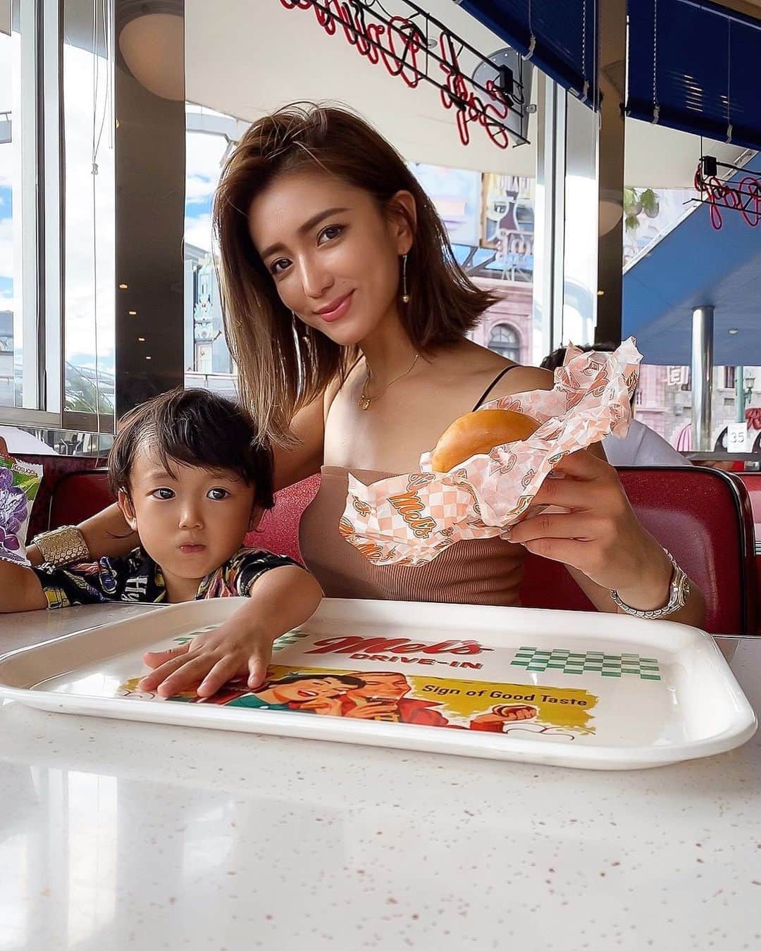 谷口紗耶香のインスタグラム：「お出かけしたいなぁー🤍🤍 この夏は　毎日のcoffeeダイエットで スッキリ過ごせています。手軽だし、何より美味しくてとっても良い。 ・ 髪の毛もcutして 短いのも定着してきたかな〜  またハイライト増やして明るくしよっかな🤩 ・ @searoomlynn_official  の　キャミたちが使えすぎて すごく着てる。✌🏽  #instamodel#instaootd#ootd#model#japanesemodel#sayakataniguchi#shooting#kawaii#girl#mama#instafashion#japanese#today#cute#拍照#可爱#今天的衣服#谷口紗耶香#时尚#패션#귀엽다#일본인#촬영#親バカ部#ママリ#ママコーデ#子育て日記#子育て」
